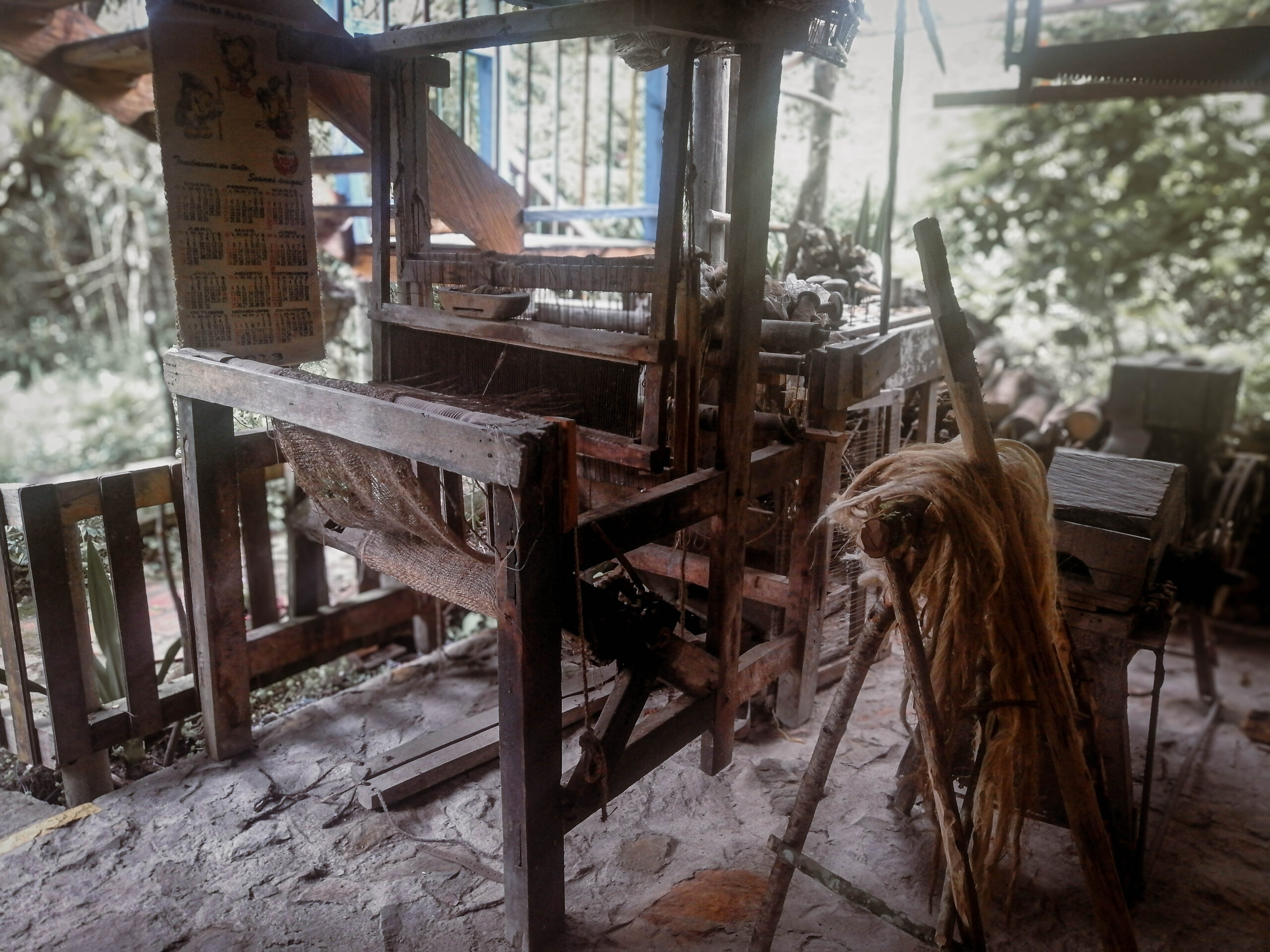 Taller artesanal de cabuya: torno de hilar y herramientas del oficio cabuyero en Santa Elena